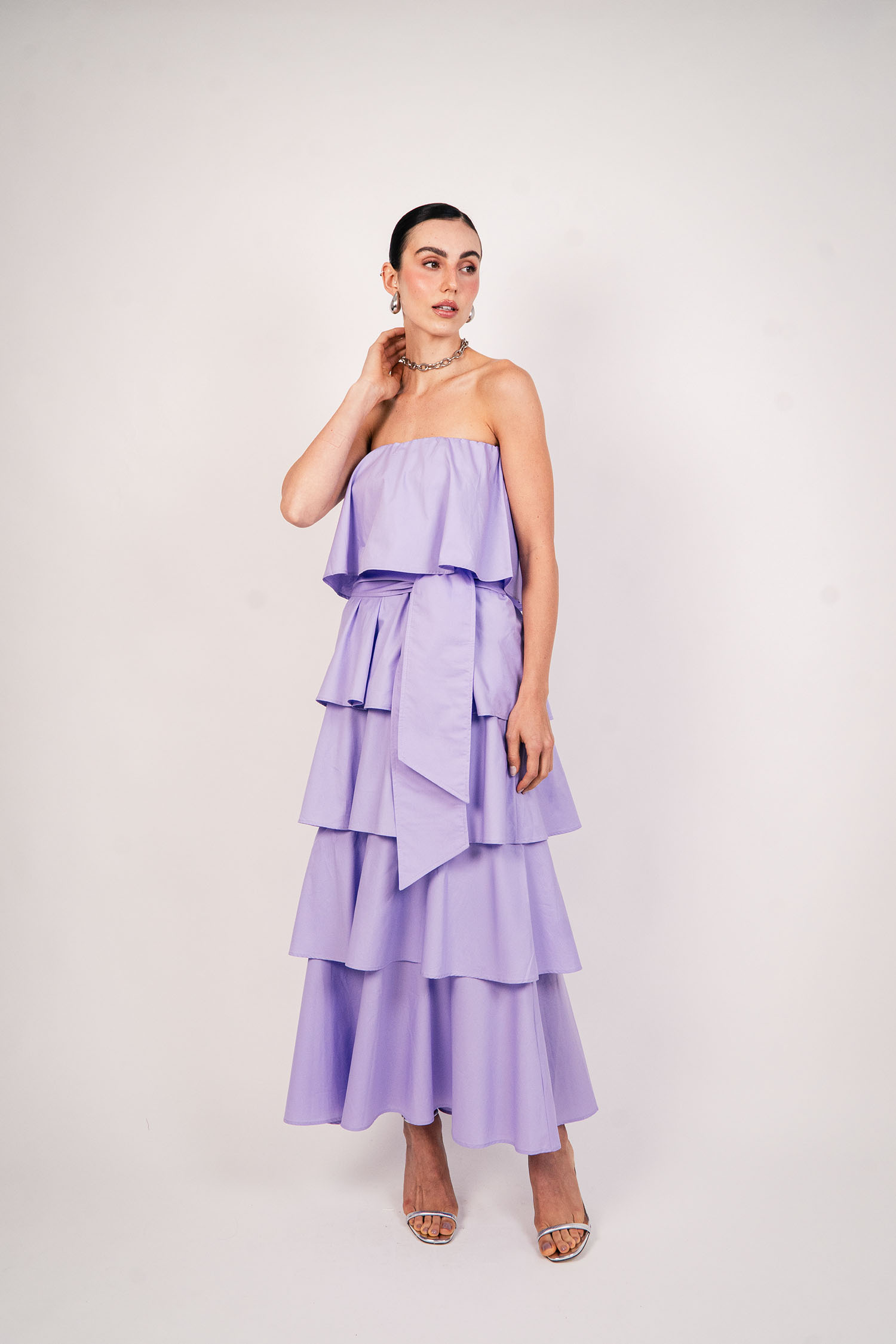 Vestido midi Gingo Brasil em editorial de moda